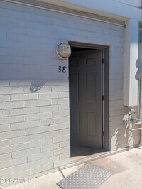 Building Photo - 810 E Colter St