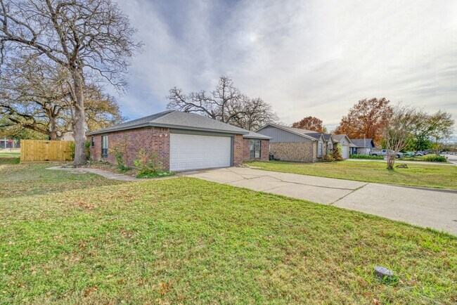 Building Photo - 1308 Hardwood Ln