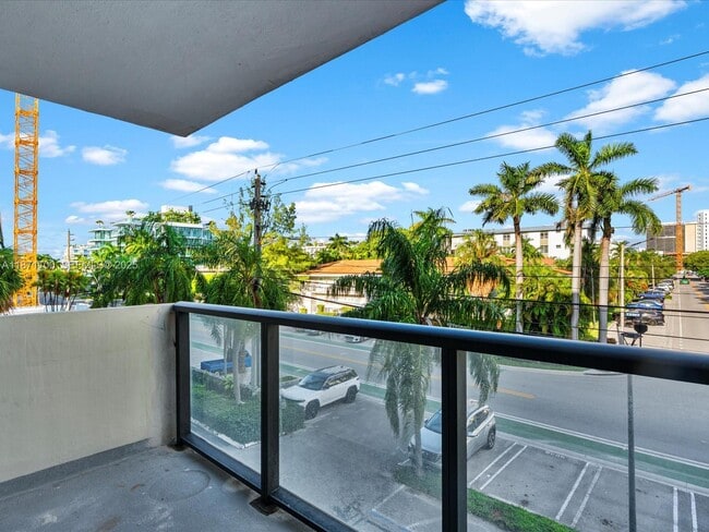 Building Photo - 9800 W Bay Harbor Dr