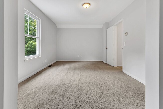 Building Photo - 5535 Thalman Dr