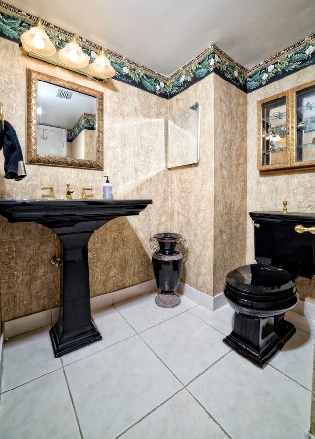 Building Photo - 18081 Biscayne Blvd