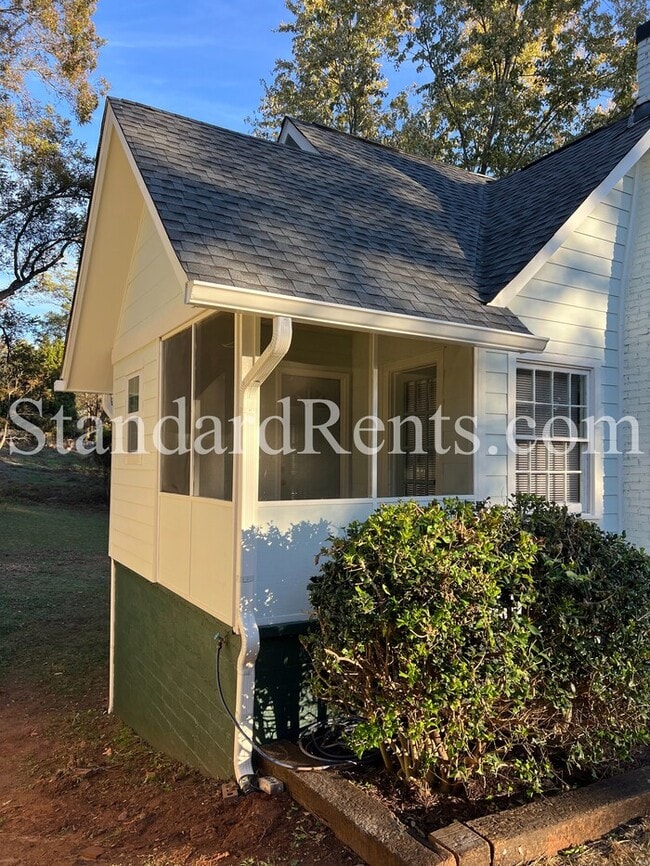 Building Photo - Adorable updated bungalow on a large lot in the heart of Grant Park!