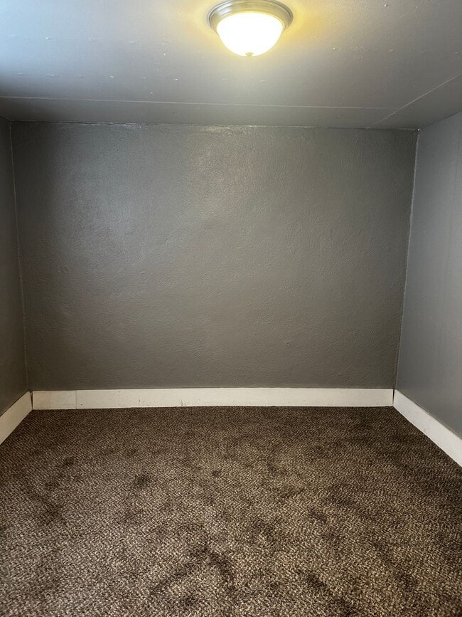 Building Photo - 4 Bedroom - AVAILABLE NOVEMBER 7th!