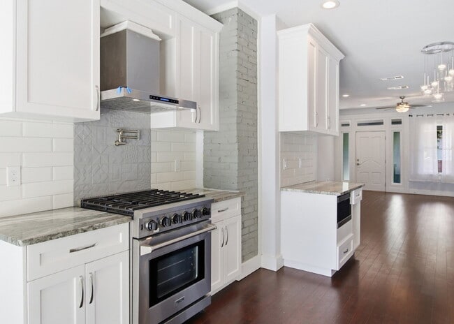 Building Photo - Updated 3 Bedroom Home with Modern Finishes Near Everything Downtown!