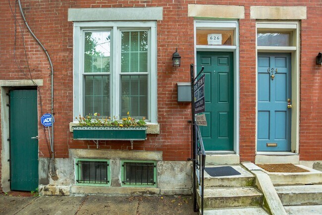 Building Photo - Beautiful 2 Bedroom, 2 Bathroom Historical Row Home