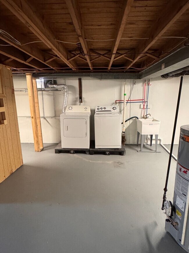 Building Photo - 3962 Lake Rd