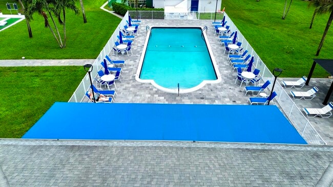 Building Photo - 1177 S Drive Cir
