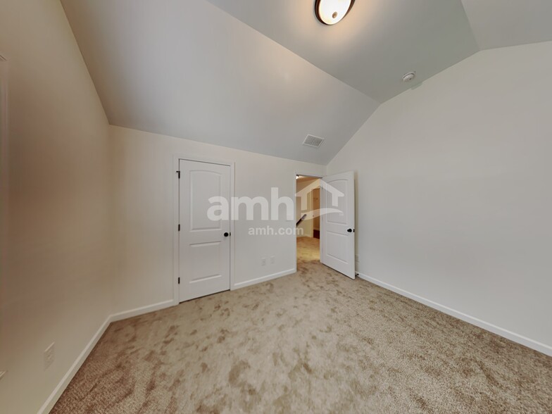 Building Photo - 1078 Hartwell Rd