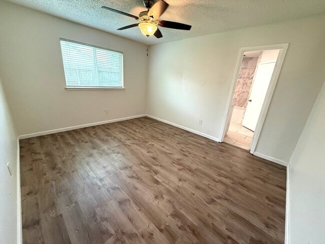 Building Photo - 646 Fair Oak Dr