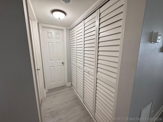 Building Photo - 115 Lake Emerald Dr