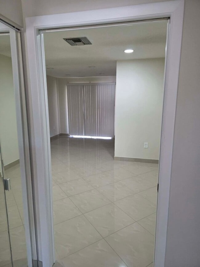 Building Photo - 4458 Dewey Dr