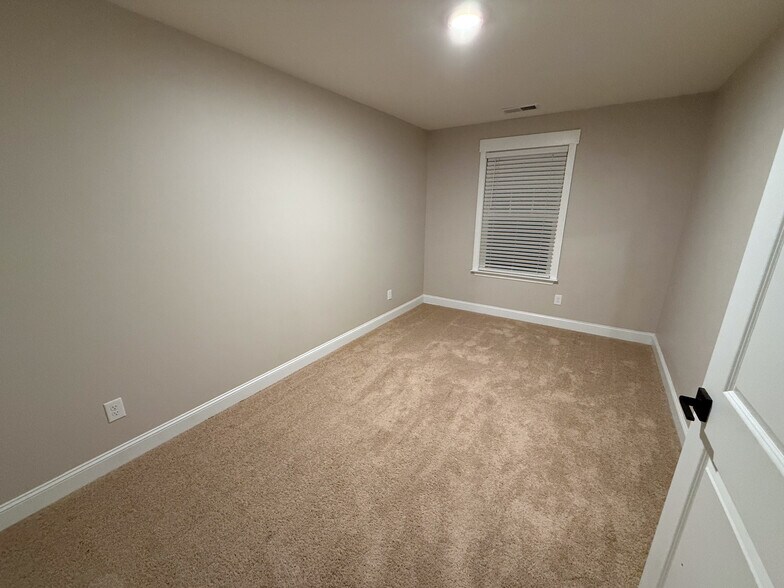 Building Photo - 147 Hyacinth Ln