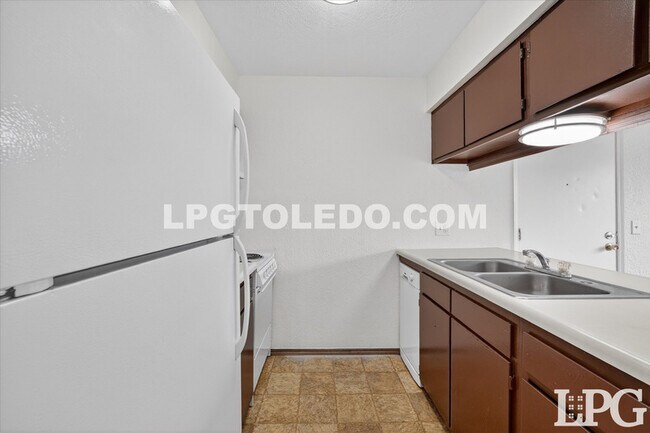 Building Photo - 1230 Bedford Woods Dr