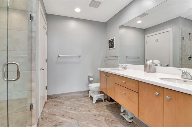 Building Photo - 1120 E Kennedy Blvd