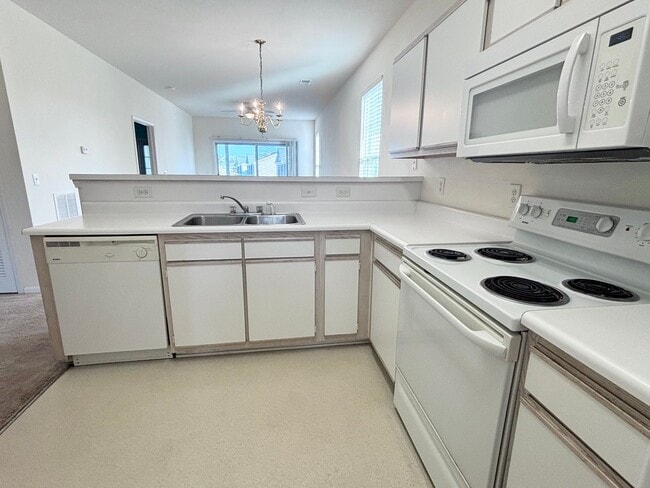 Building Photo - ***MOVE-IN SPECIAL*** $500 OFF OF YOUR FIRST MONTH'S RENT!!!