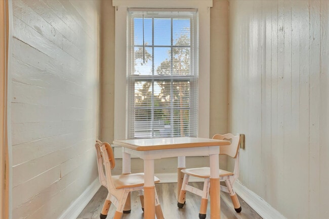 Building Photo - 207 6th St N