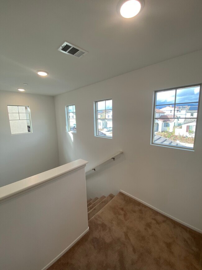 Building Photo - 6032 Mariposa Dr