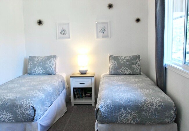 Building Photo - Fully Furnished Luxury Unit