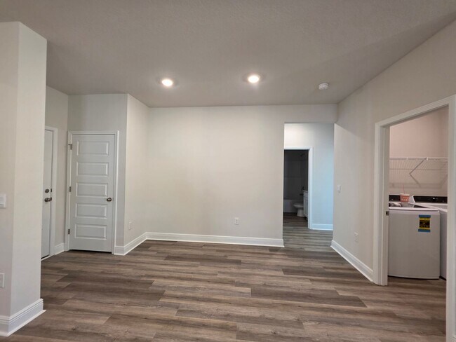 Building Photo - Brand new 5BR/3BA with Amenities Galore