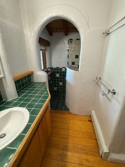 Main bath - 1706 W Alameda St