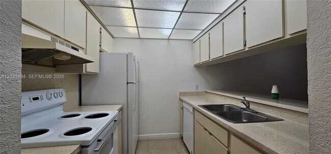 Building Photo - 8160 Geneva Ct