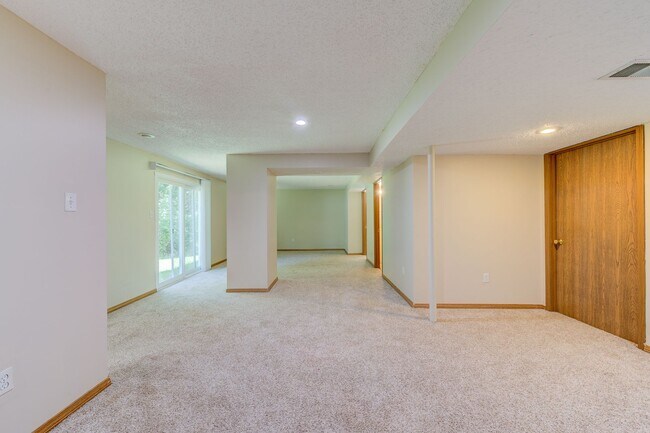 Building Photo - 650 Top Notch Ln