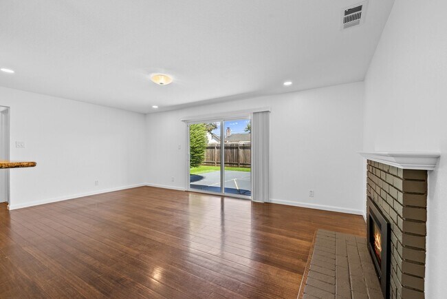 Building Photo - Updated 4 Bedroom 2 Bath North Napa Home