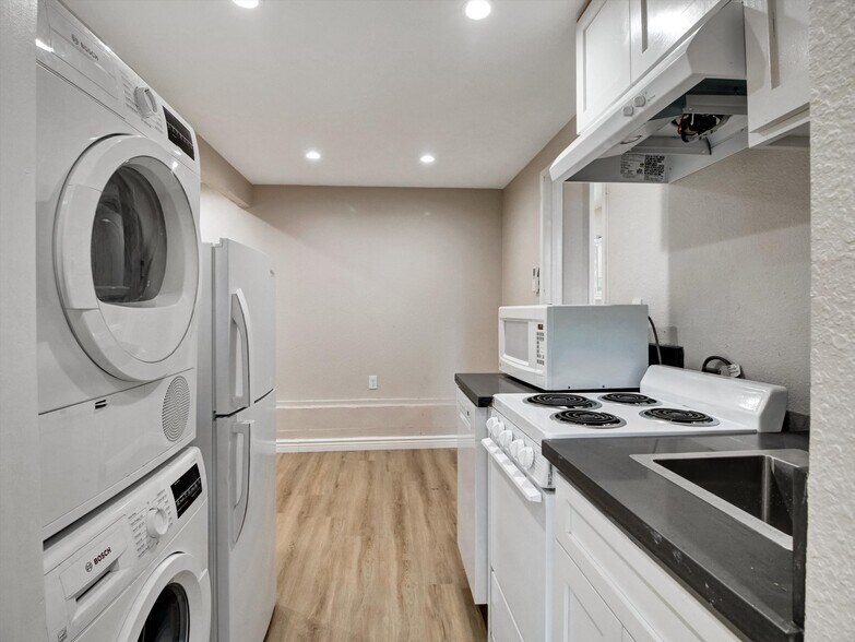 Building Photo - 985 1/2 Dexter St