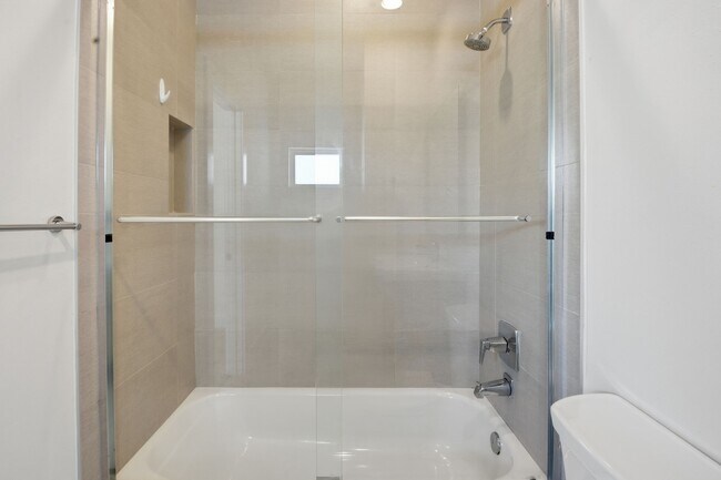 Building Photo - 5519 Paraiso Pl