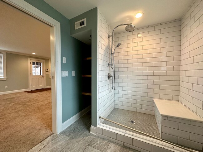 Building Photo - Remodeled beauty in Charolette Park