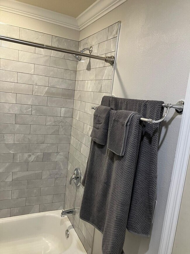 Building Photo - Kings Drive