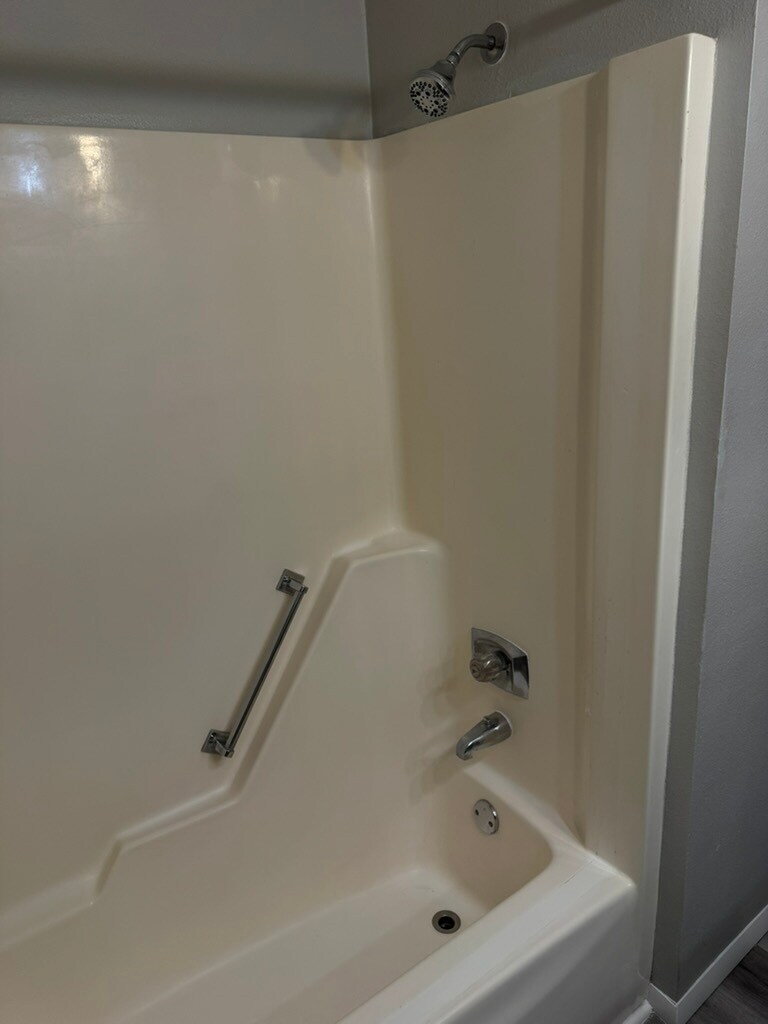 Bath tub/shower - 614 Lincoln Ave