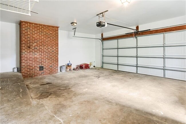 Building Photo - 4711 Nutmeg Way SW