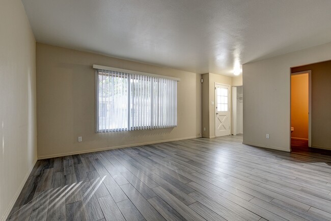 Building Photo - 4 Bedroom spacious Hallcraft!!!  Updated f...