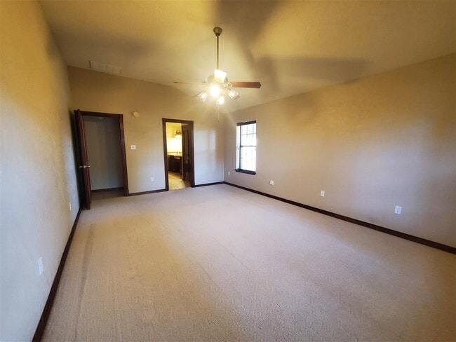 Building Photo - 2802 NE Scottsdale Cir