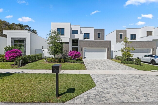 Building Photo - 655 Kingsbridge St