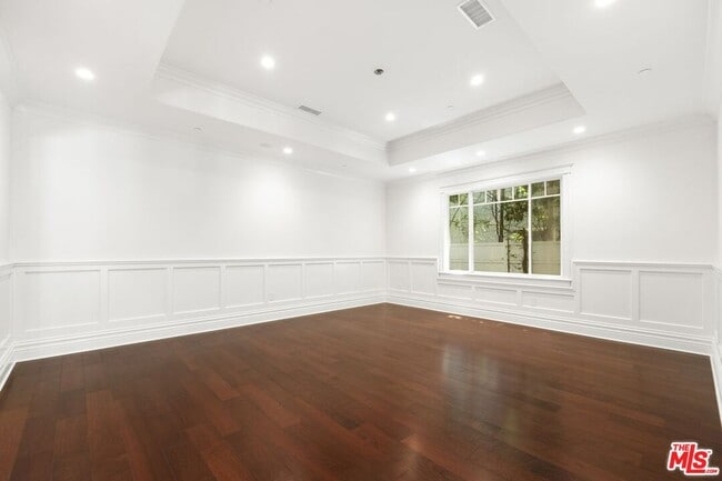 Building Photo - 453 S Bentley Ave