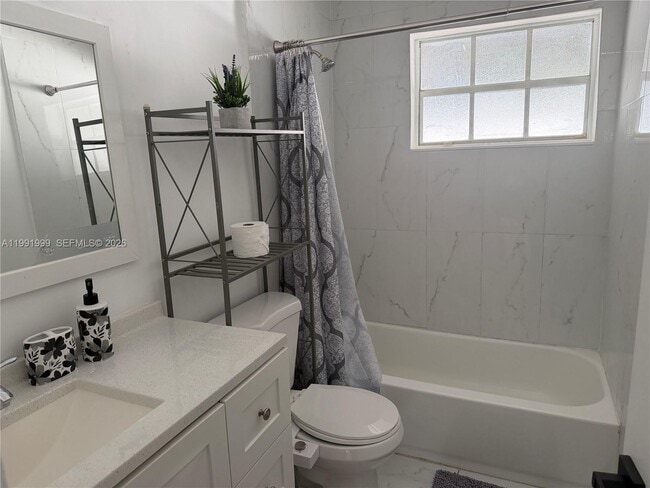 Building Photo - 1425 NE 56th St