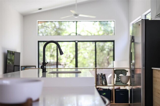 Building Photo - 2709 E 14th St