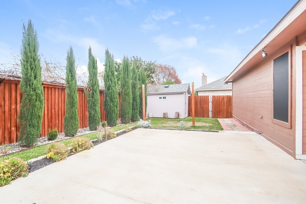 Building Photo - 10824 Deauville Cir N