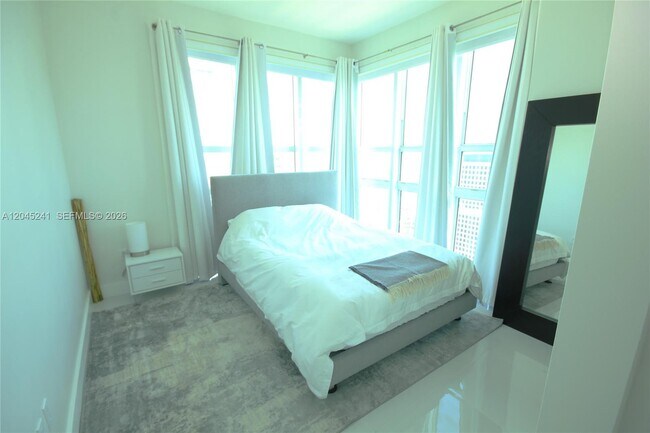 Building Photo - 950 Brickell Bay Dr