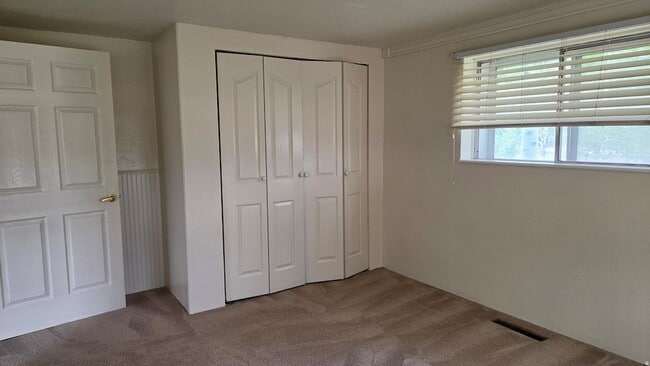 Building Photo - 208 S 400 W