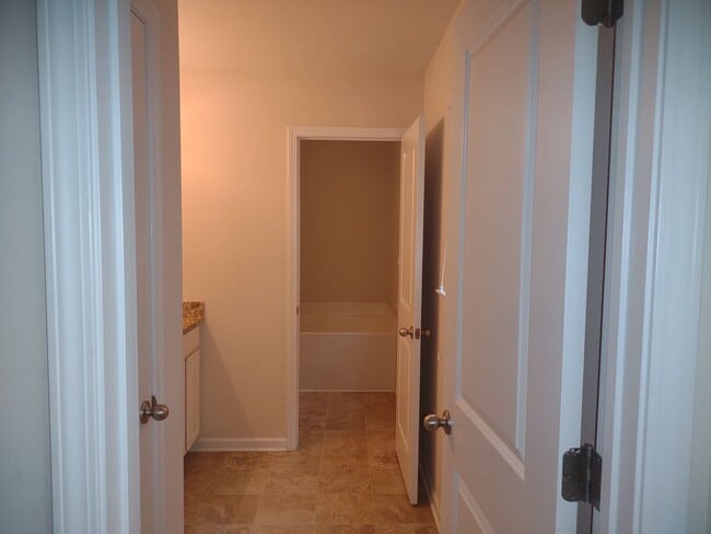 Building Photo - Super Four bedroom home in Northeast Columbia!