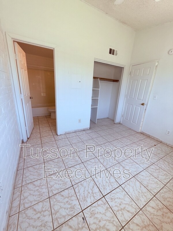 Building Photo - 5752 S Park Ave