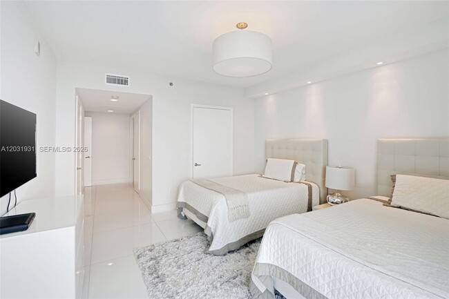 Building Photo - 2711 S Ocean Dr