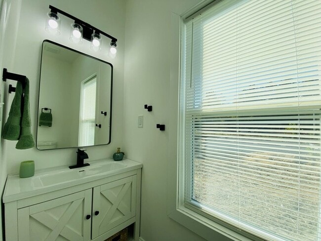 Building Photo - 326 2nd Ave