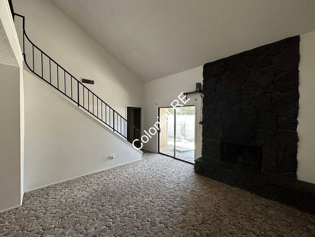 Building Photo - Spacious 3 bedroom 2 bathroom townhouse for rent. Fireplace in living area, washer/dryer hookups,...