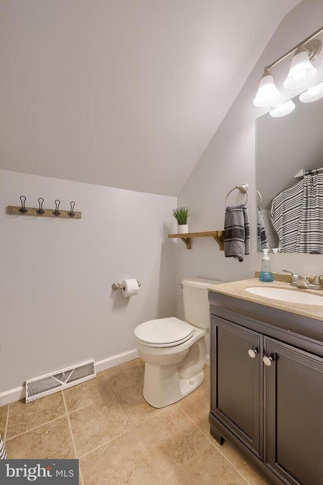 Building Photo - Lovely Elizabethtown Cape offers 3 bedroom...