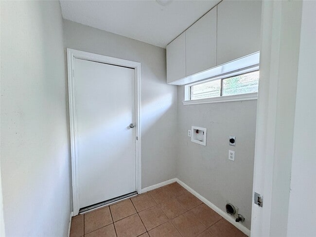 Building Photo - 13535 Gaby Virbo Dr