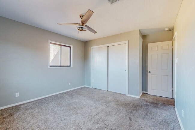 Building Photo - NE PUEBLO STYLE 3 Bedroom 2 Bath 1824/SF